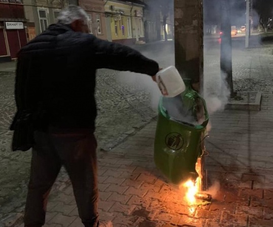 У Мукачеві за тиждень невідомі спалили та понівечили 9 сміттєвих урн У Мукачеві за тиждень невідомі спалили та понівечили 9 сміттєвих урн