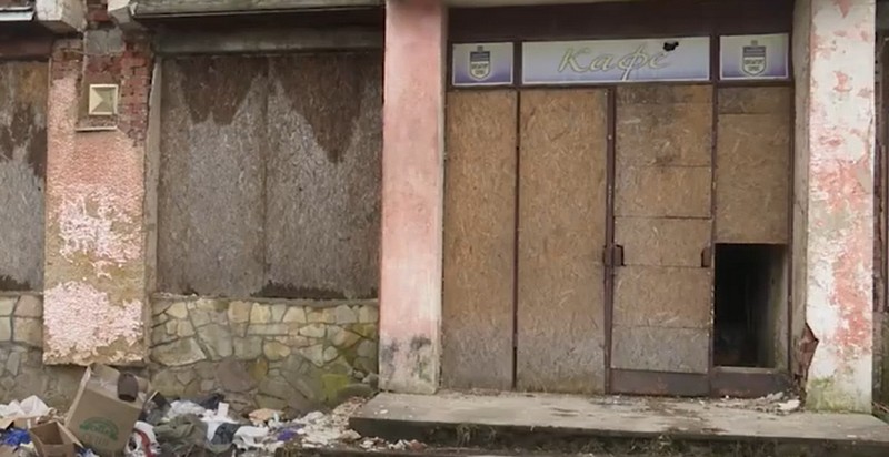 Неприємний запах і купи сміття: мукачівці розповіли про "будівлю жаху"