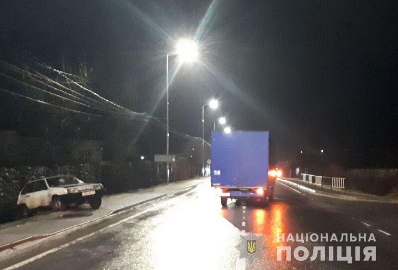 Аварія на трасі Київ-Чоп: мікроавтобус на швидкості зіткнувся з легковиком
