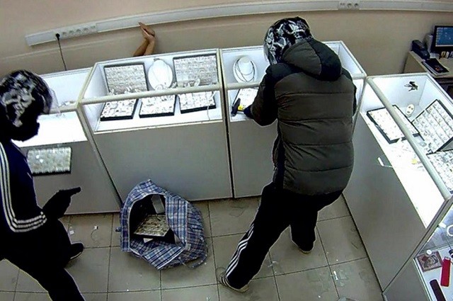 Погрожували продавцю пістолетом: на Закарпатті "обчистили" ювелірний магазин Погрожували продавцю пістолетом: на Закарпатті "обчистили" ювелірний магазин