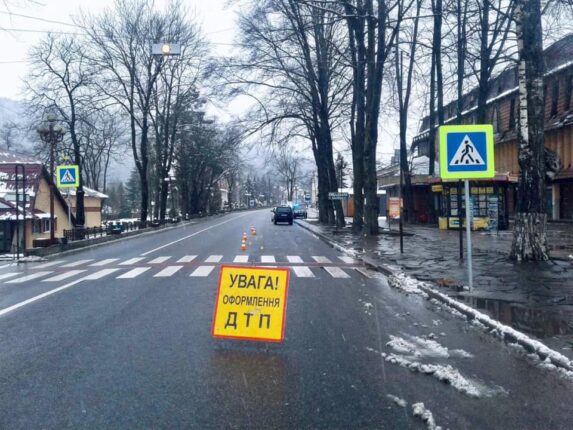 Закарпатця на пішохідному переході збив водій джипу Закарпатця на пішохідному переході збив водій джипу