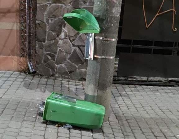 По камерах спостереження вдалося виявити чоловіка, який у Мукачеві пошкодив сміттєві баки По камерах спостереження вдалося виявити чоловіка, який у Мукачеві пошкодив сміттєві баки