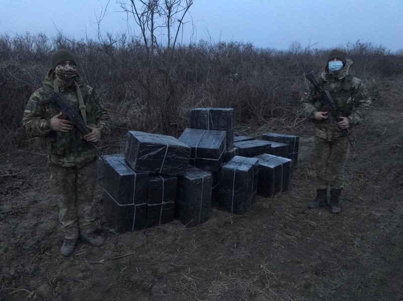 За 500 метрів від кордону знайшли чималу партію контрабанди За 500 метрів від кордону знайшли чималу партію контрабанди