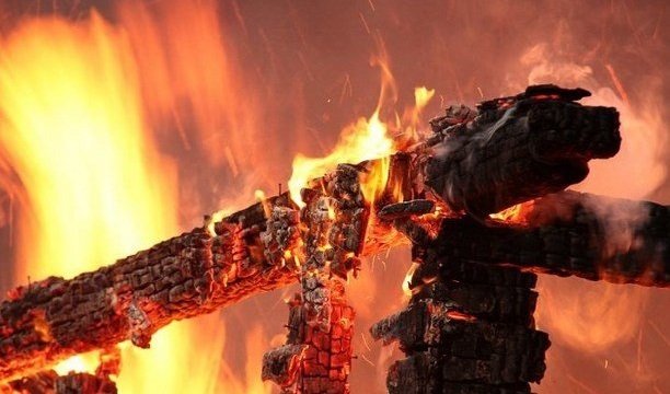 ФОТО: ілюстративне Пожежа у Мукачеві: горіла надвірна споруда
