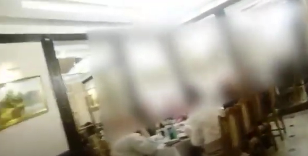 Поліція показала відео, як, попри "червону" зону карантину, на Закарпатті працюють бари і ресторани