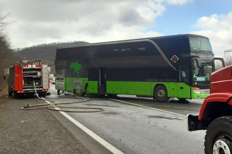 На Закарпатті загорівся пасажирський автобус, в якому перебували 37 пасажирів На Закарпатті загорівся пасажирський автобус, в якому перебували 37 пасажирів
