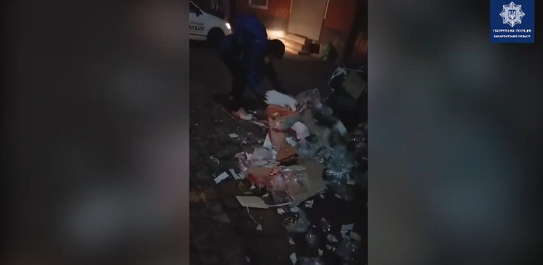 У Мукачеві посеред ночі чоловік розкидував сміття зі сміттєвих баків