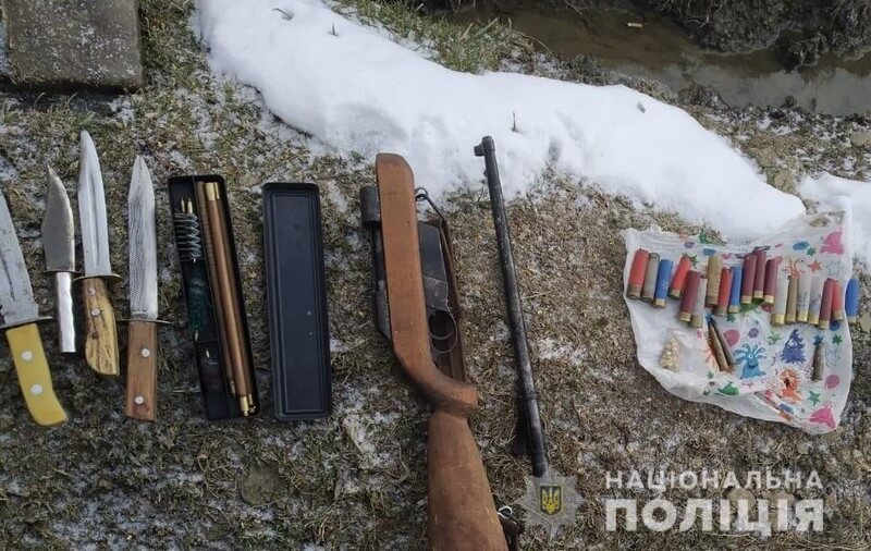 Поліцейські вилучили у зловмисника саморобну зброю Поліцейські вилучили у зловмисника саморобну зброю
