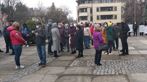 Ужгородці мітингували біля міської ради Ужгородці мітингували біля міської ради