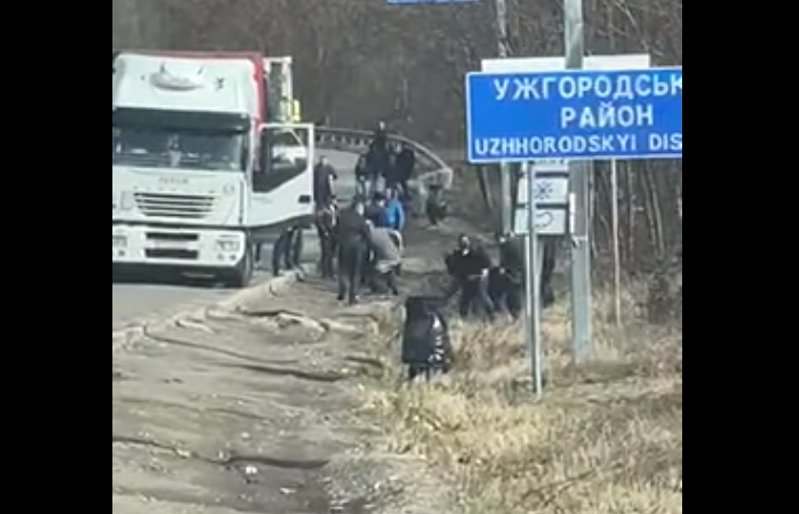 У мережі оприлюднили відео бійки, яка сталась на Закарпатті У Фейсбуці оприлюднили відео бійки далекобійників, яке зняли на Закарпатті