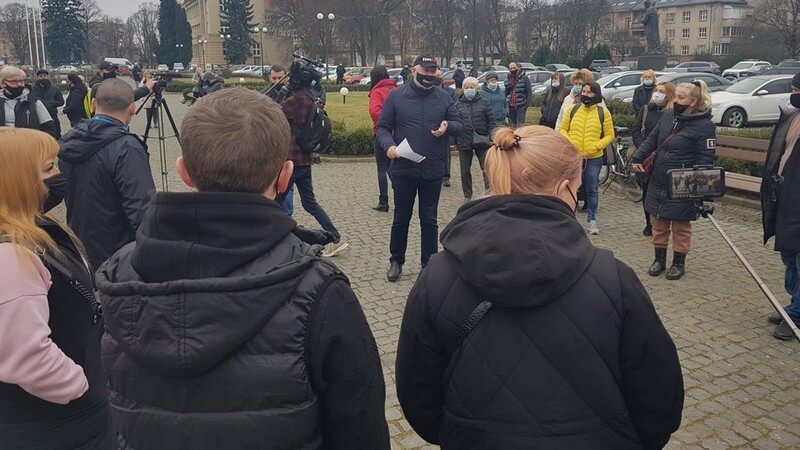 Біля Закарпатської ОДА протестували підприємці Біля Закарпатської ОДА протестували підприємці