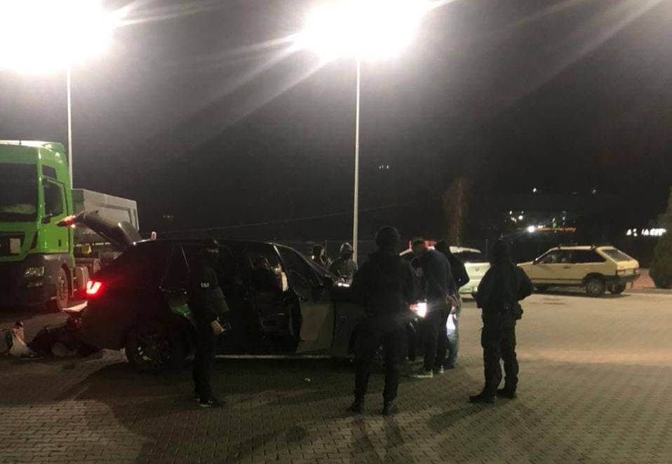 Спецоперація на одній із АЗС Мукачева: оприлюднено фото Спецоперація на одній із АЗС Мукачева: оприлюднено фото