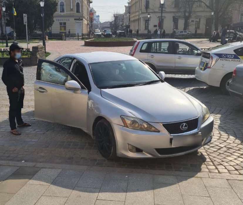 Водій припаркував свій автомобіль прямо на пішохідному переході Водій припаркував свій автомобіль прямо на пішохідному переході