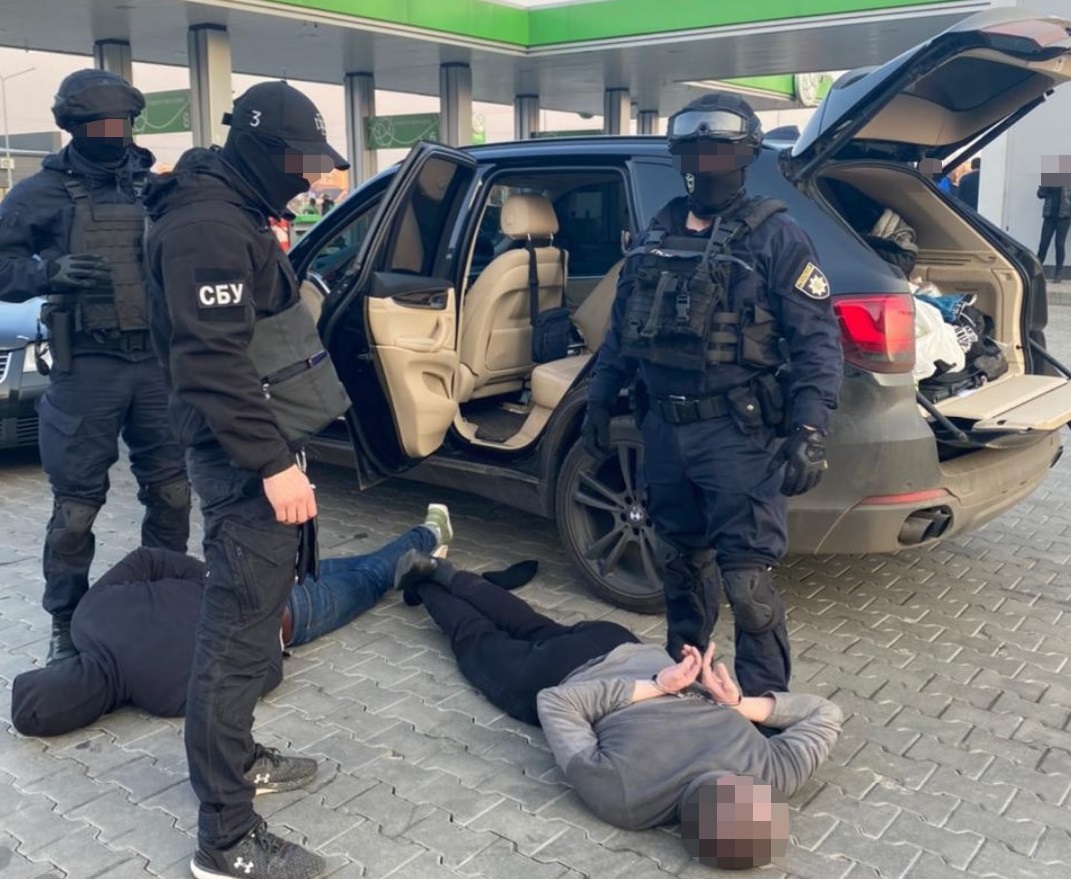 Побили чоловіка, вивезли за місто та вимагали гроші: підозрюваним у злочині обрали запобіжні заходи Побили чоловіка, вивезли за місто та вимагали гроші: підозрюваним у злочині обрали запобіжні заходи