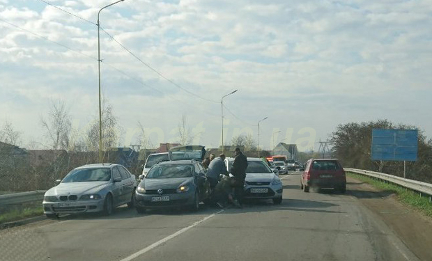 ЗМІ повідомляють про масштабну ДТП на виїзді з Ужгорода ЗМІ повідомляють про масштабну ДТП на виїзді з Ужгорода