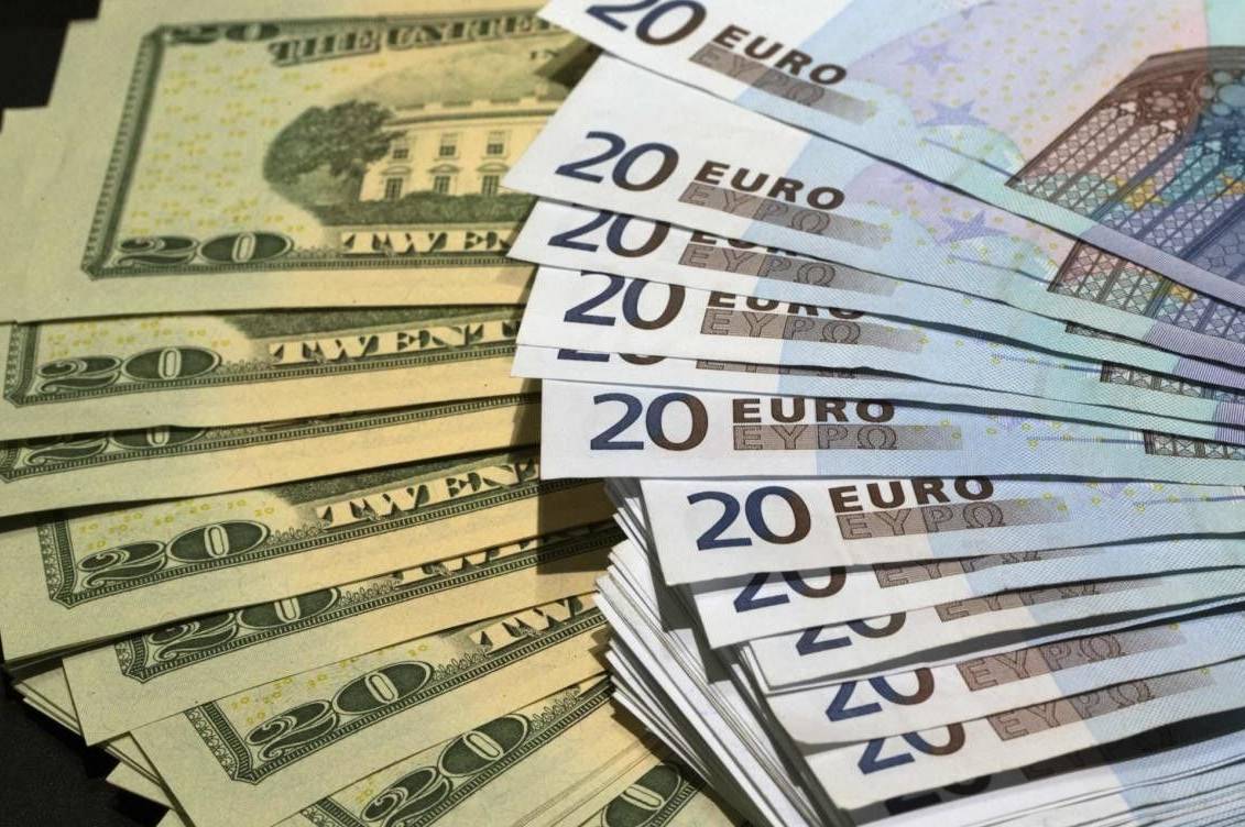 Валюта синхронно подешевшала: офіційний курс долара та євро на 16 квітня від НБУ