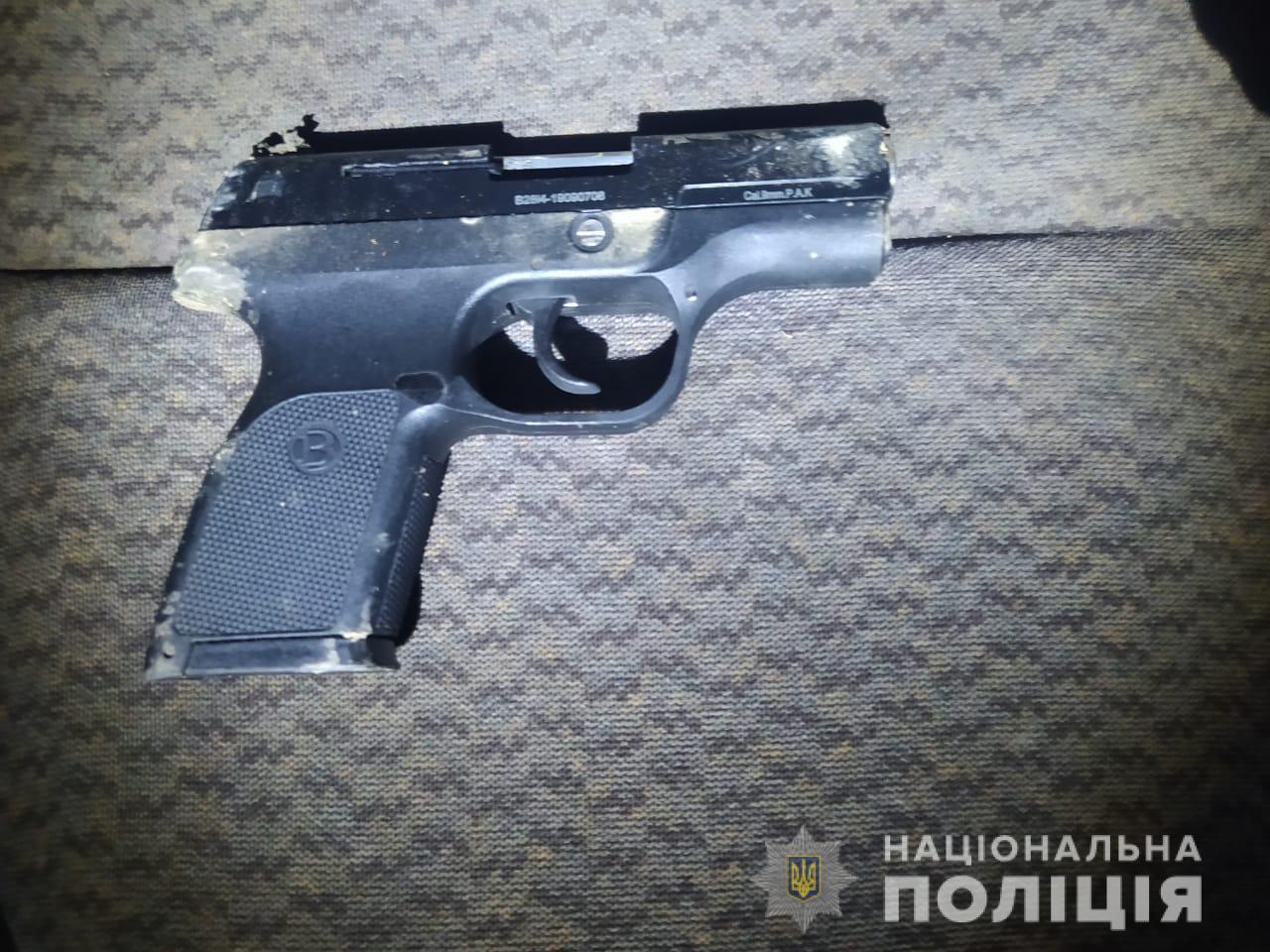 Поліцейські виявили хлопця зі зброєю Поліцейські виявили хлопця зі зброєю