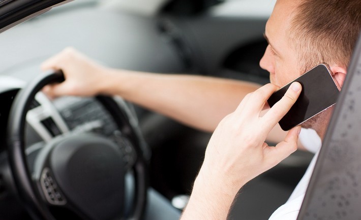 Поліцейські Закарпаття слідкуватимуть, щоб водії не розмовляли по телефону, тримаючи його в руці