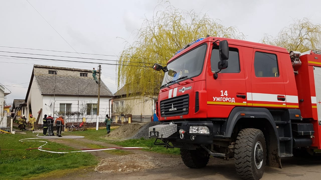 Поки господарі були у літній кухні, загорівся їх будинок Поки господарі були у літній кухні, загорівся їх будинок