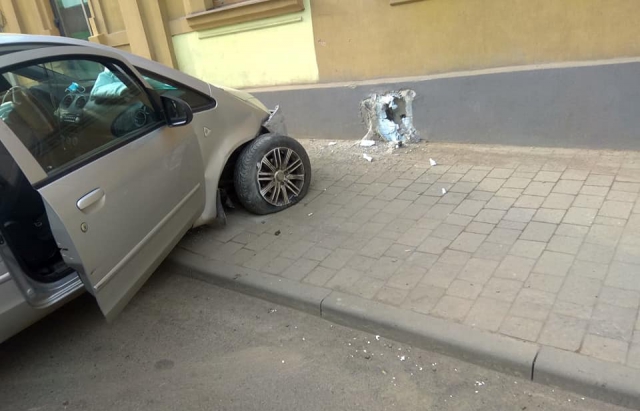 ФОТО: Володимир Галатиба В Ужгороді легковик врізався у будинок