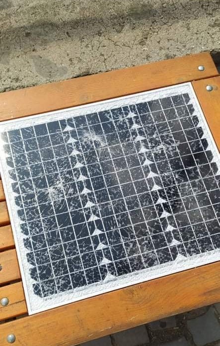 В Ужгороді вандали розбили сонячну лавку, на якій можна зарядити телефон В Ужгороді вандали розбили сонячну лавку, на якій можна зарядити телефон