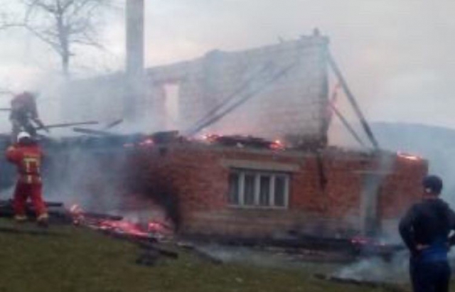 На Хустщині вогонь повністю знищив будинок, – соцмережі
