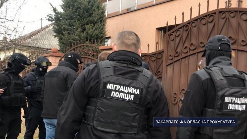 На Закарпатті депутат силою утримував вдома трьох осіб. Чоловіків систематично били дерев’яними палицями На Закарпатті депутат силою утримував вдома трьох осіб. Чоловіків систематично били дерев’яними палицями