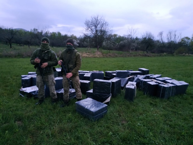 На околиці села виявили 62 ящики сигарет На околиці села виявили 62 ящики сигарет