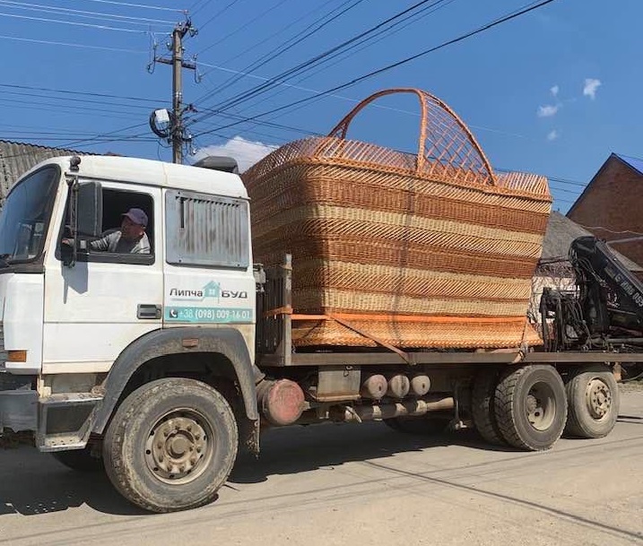 Величезний великодній кошик виготовили на Закарпатті. Фейсбук облетіло відео Величезний великодній кошик виготовили на Закарпатті. Фейсбук облетіло відео пасхального кошика