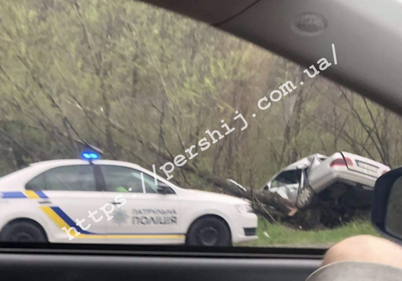 На Закарпатті автомобіль з’їхав у кювет та зазнав значних пошкоджень На Закарпатті автомобіль з’їхав у кювет та зазнав значних пошкоджень