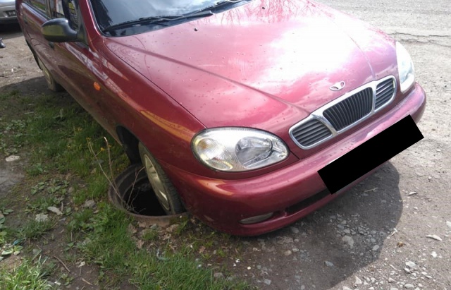 У Сваляві водій на своєму автомобілі потрапив у відкритий люк У Сваляві водій на своєму автомобілі потрапив у відкритий люк