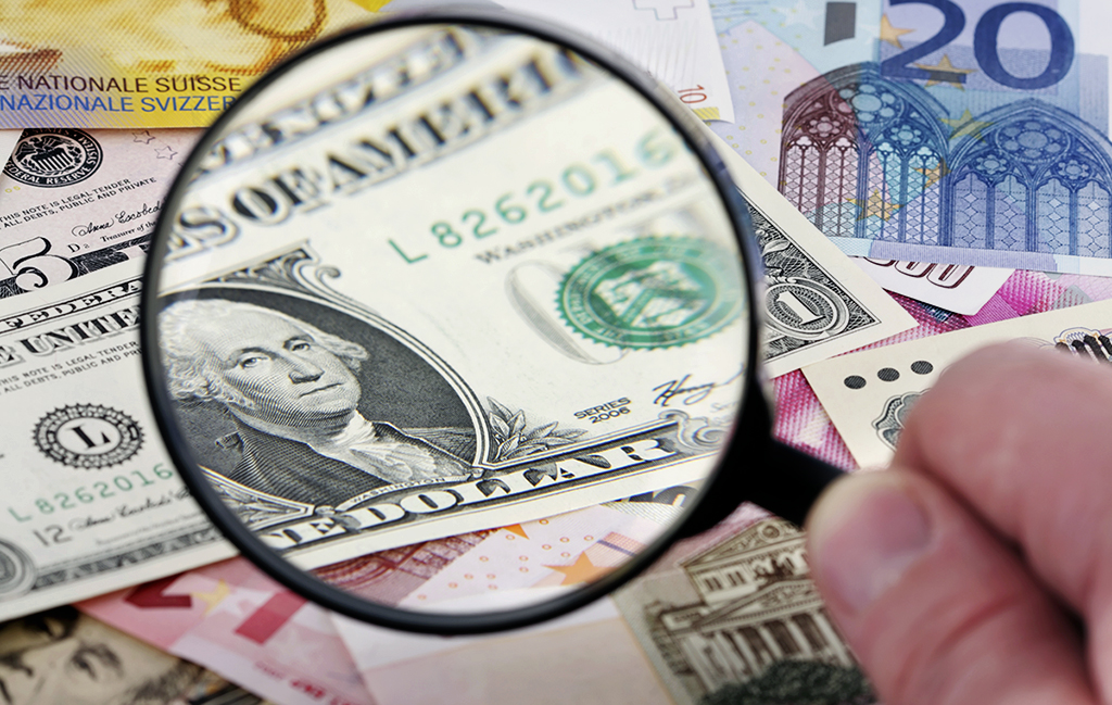 Курс валют розвертається: євро вже обвалилось, долар трохи менше Курс валют розвертається: яким буде курс долара та євро на травень