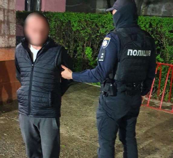 На заправці чоловіка побили та відібрали тисячу євро На заправці чоловіка побили та відібрали тисячу євро