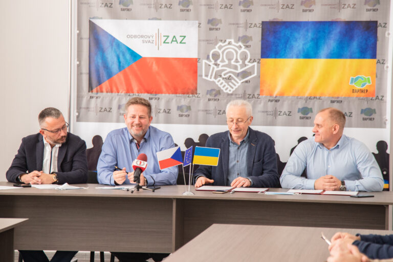 Для захисту заробітчан: у Мукачеві підписали меморандум із чеською профспілкою Для захисту заробітчан: у Мукачеві підписали меморандум із чеською профспілкою