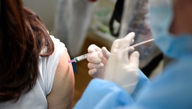 Тих, хто записався на вакцинацію через "Дію", почнуть щеплювати з 15 травня