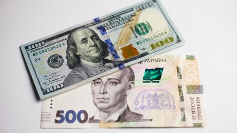 Долар та євро подешевшали: офіційний курс валют НБУ на 13 травня Курс долара та євро зазнав змін: скільки коштує валюта сьогодні