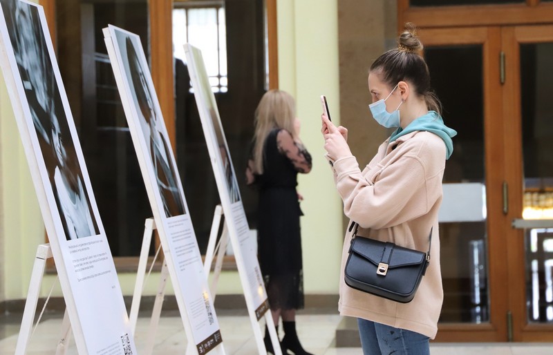В Ужгороді відкрили фотовиставку, присвячену жінкам, яких домагались у громадських місцях В Ужгороді відкрили фотовиставку, присвячену жінкам, яких домагались у громадських місцях