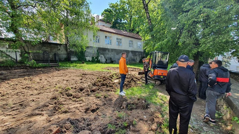 В Ужгороді сьогодні зупинили незаконні земляні роботи В Ужгороді сьогодні зупинили незаконні земляні роботи