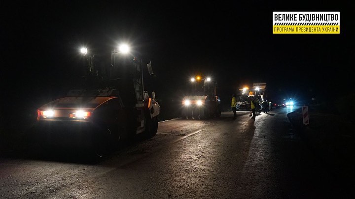 Одну з доріг в Закарпатті ремонтують навіть вночі Одну з доріг в Закарпатті ремонтують навіть вночі