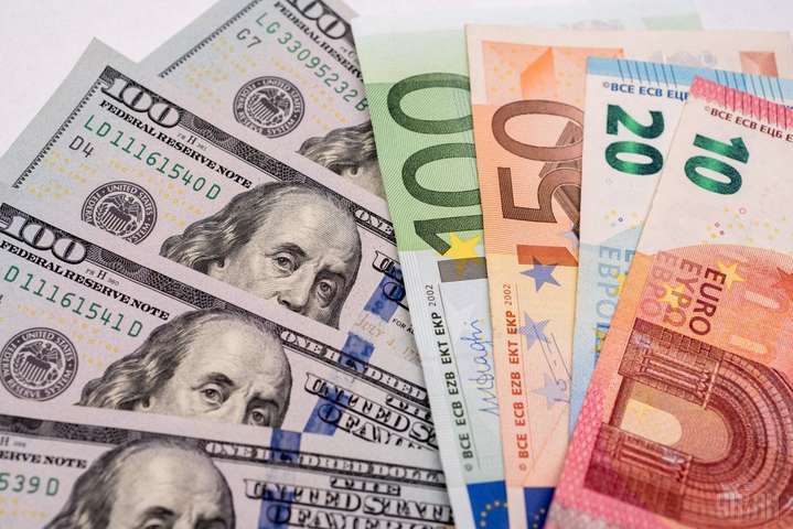 Долар і євро подешевшали: курс валют на 24 травня Долар і євро подешевшали: курс валют на 24 травня