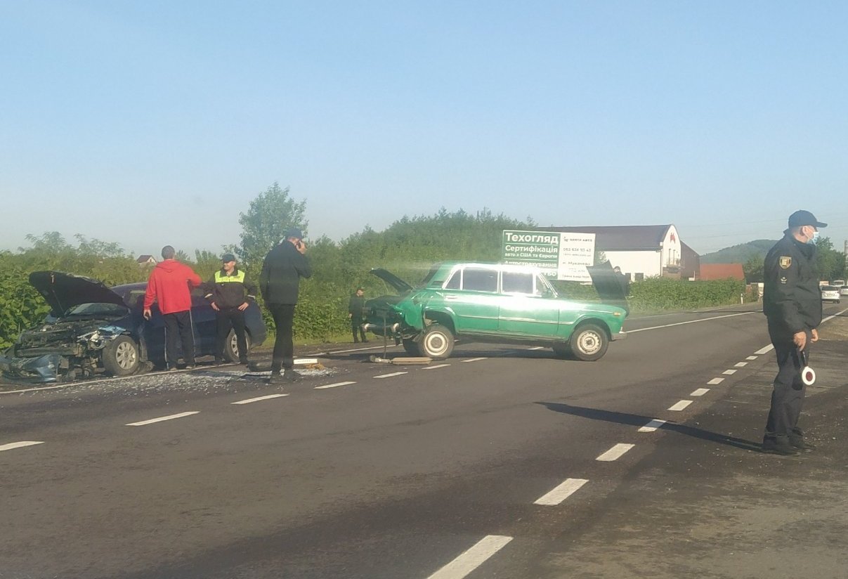 Біля Мукачева значна аварія: фото та відео з місця події Біля Мукачева значна аварія: фото та відео з місця події