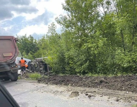 У Мукачівській ТГ вантажівка злетіла з дороги і перекинулась У Мукачівській ТГ вантажівка злетіла з дороги і перекинулась