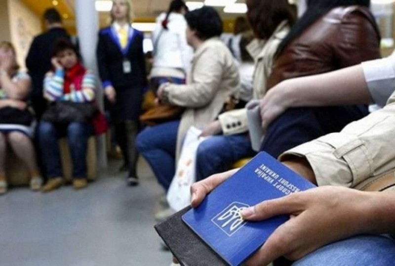 Деяким заробітчанам даватимуть код-ідентифікатор, щоб перевірити, чи заплатили вони податки Заробітчани отримають код-ідентифікатор для перевірки сплати податків