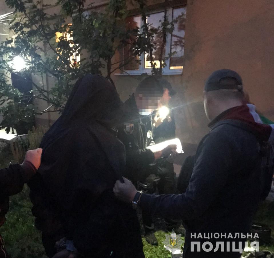 Чоловік схопив зловмисника, який вже встиг спакувати награбоване майно сусідів Чоловік схопив зловмисника, який вже встиг спакувати награбоване майно сусідів