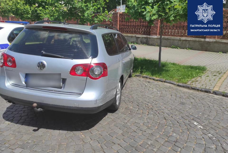 У центральній частині Мукачева трапилась ДТП. Патрульні розшукують винуватця У центральній частині Мукачева трапилась ДТП. Патрульні розшукують винуватця