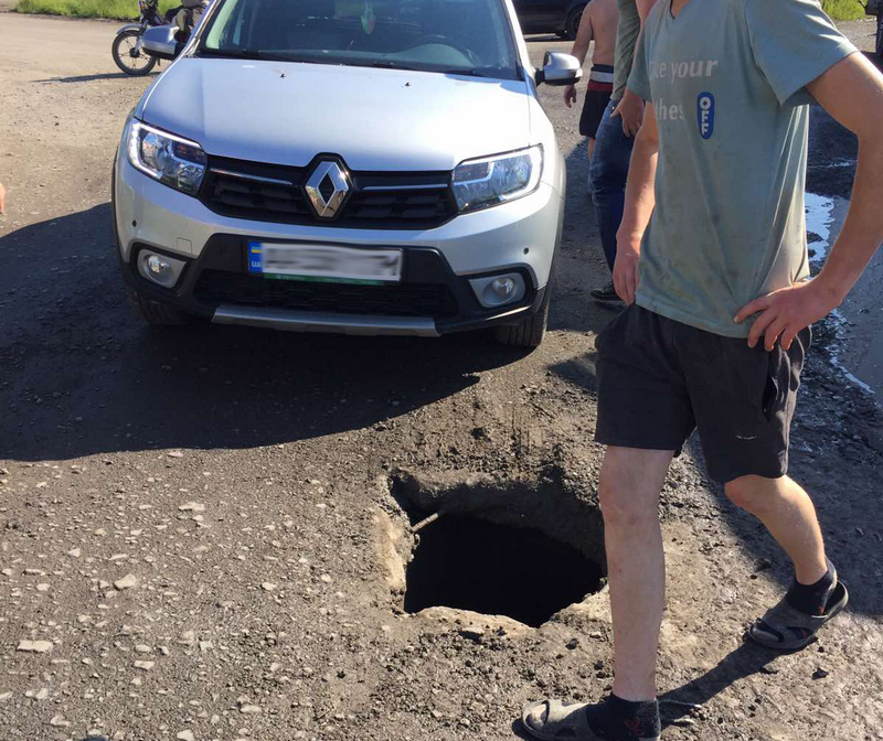 У Мукачеві автівка потрапила у провалля на дорозі