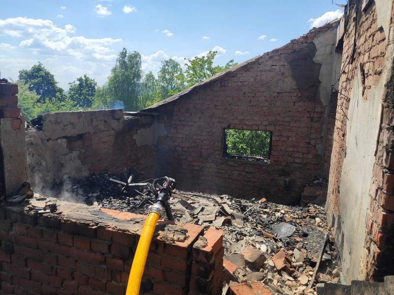 Вогонь знищив будинок: рятувальники показали фото Вогонь знищив будинок: рятувальники показали фото