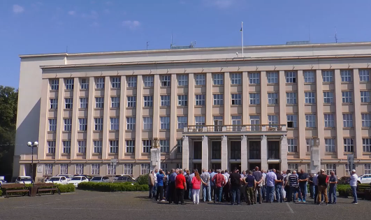 Обурені закарпатці вийшли під стіни Закарпатської обласної адміністрації Обурені закарпатці вийшли під стіни Закарпатської обласної адміністрації