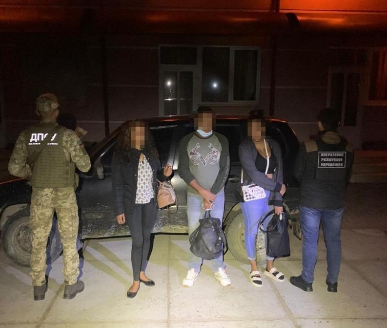 Нелегалів із Домінікани й Іспанії затримали біля кордону з Угорщиною Нелегалів із Домінікани й Іспанії затримали біля кордону з Угорщиною