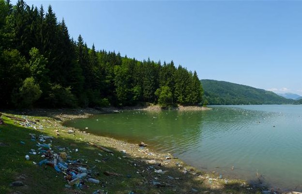 Активісти очистили від непотребу "закарпатське море" Активісти очистили від непотребу "закарпатське море"